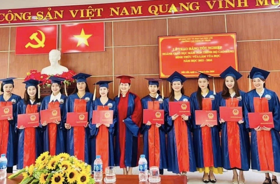 Lễ trao bằng tốt nghiệp cho 99 học viên ngành Giáo dục Mầm non trình độ cao đẳng hình thức vừa làm vừa học lớp NĐ71/2021 và lớp 3G niên khoá 2021 – 2023